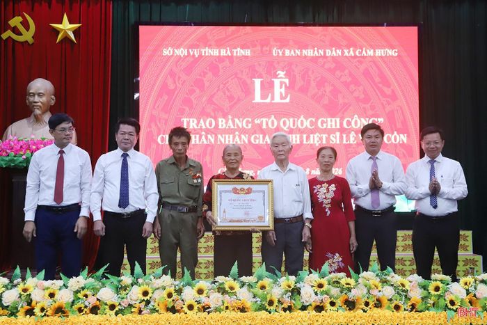 Phó Giám đốc Sở Nội Vụ Đặng Văn Dũng cùng lãnh đạo chính quyền địa phương trao bằng "Tổ quốc ghi công" cho thân nhân liệt sĩ Lê Văn Cổn.