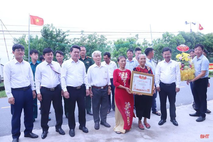 Gia đình, dòng họ tổ chức lễ rước bằng "Tổ quốc ghi công" về nơi thờ cúng liệt sĩ Lê Văn Cổn.
