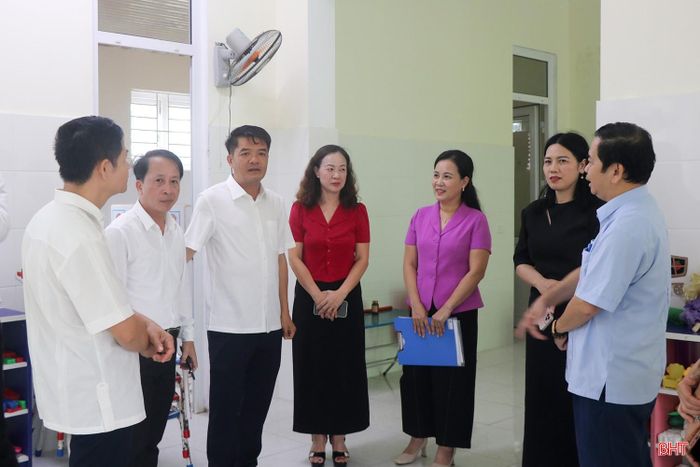 Sau lễ công bố, đồng chí Trần Nhật Tân - Ủy viên Ban Thường vụ Tỉnh ủy, Trưởng ban Nội chính Tỉnh ủy cùng lãnh đạo Sở GD&ĐT kiểm tra công tác chuẩn bị năm học mới tại các trường học trên địa bàn xã Xuân Lộc.