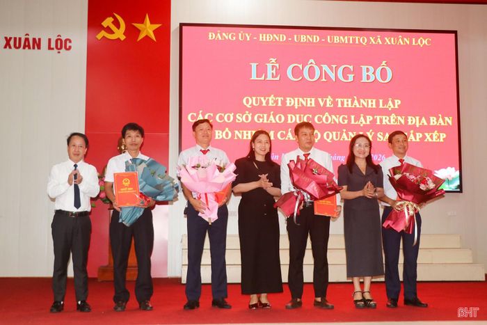 Lãnh đạo địa phương trao quyết định bổ nhiệm Hiệu trưởng, Phó Hiệu trưởng Trường THCS Xuân Lộc.
