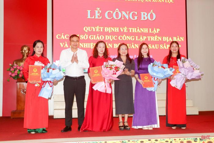 Đại diện lãnh đạo địa phương, Hội Nông dân tỉnh, trao quyết định bổ nhiệm Hiệu trưởng, Phó Hiệu trưởng Trường Mầm non Xuân Lộc.