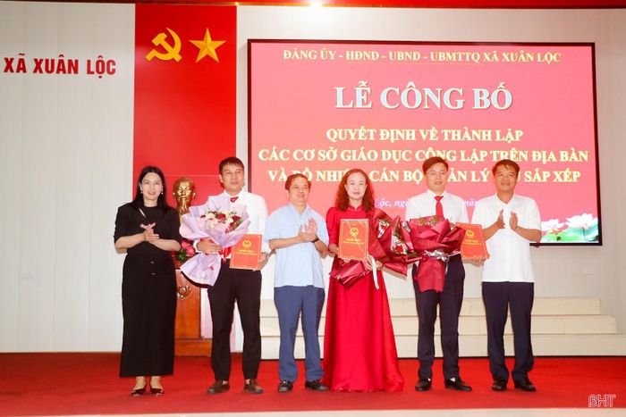  Đồng chí Trần Nhật Tân - Ủy viên Ban Thường vụ Tỉnh ủy, Trưởng ban Nội chính Tỉnh ủy cùng lãnh đạo Sở GD&ĐT, lãnh đạo địa phương trao quyết định thành lập các cơ sở giáo dục công lập trên địa bàn. 