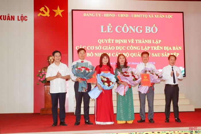 Đại diện Sở Nội vụ, lãnh đạo địa phương trao quyết định bổ nhiệm Hiệu trưởng, Phó Hiệu trưởng Trường Tiểu học xã Xuân Lộc.
