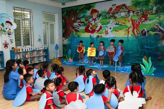 Việc điều động được thực hiện từ cơ sở giáo dục thừa giáo viên đến nơi còn thiếu hoặc có tỷ lệ giáo viên thấp hơn.