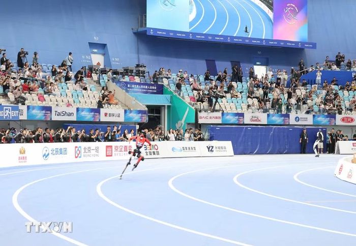 Robot hình người của các đội đang tranh tài tại cuộc thi điền kinh. (Ảnh: Công Tuyên/TTXVN)