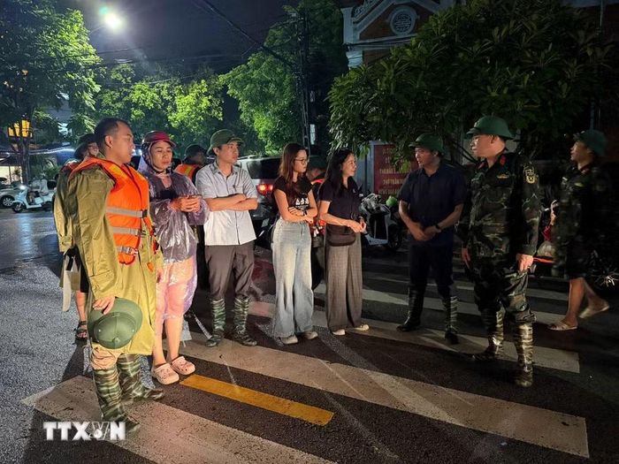 Phó Chủ tịch thường trực UBND tỉnh Lạng Sơn Đinh Hữu Học đến kiểm tra việc di dời dân tại phường Lương Văn Tri. (Ảnh: Tiến Vĩnh/TTXVN)