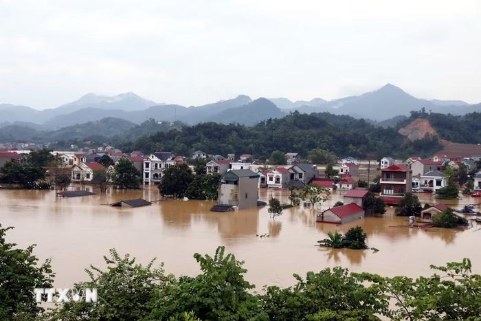 Quang cảnh một khu dân cư tại xã Tràng Định, tỉnh Lạng Sơn, bị nước lũ bao quanh. (Ảnh: Văn Đạt/TTXVN)