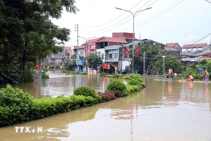 Nước lũ trên các sông dâng cao, trong 3 năm gần đây, Quốc lộ 4A - tuyến huyết mạch từ trung tâm tỉnh Lạng Sơn đi tỉnh Cao Bằng đoạn qua địa bàn xã Thất Khê năm nào cũng bị ngập sâu. (Ảnh: Văn Đạt/TTXVN)
