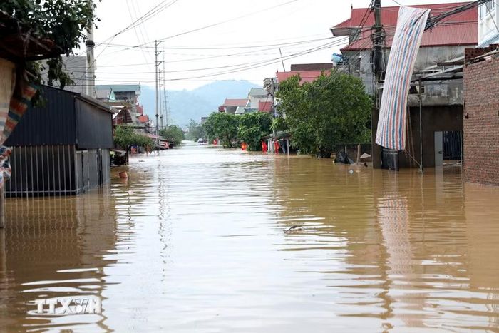 Tuyến đường xã Tràng Định, tỉnh Lạng Sơn, biến thành sông sau những đợt mưa lớn liên tục kéo dài do ảnh hưởng của bão số 4. (Ảnh: Văn Đạt/TTXVN)