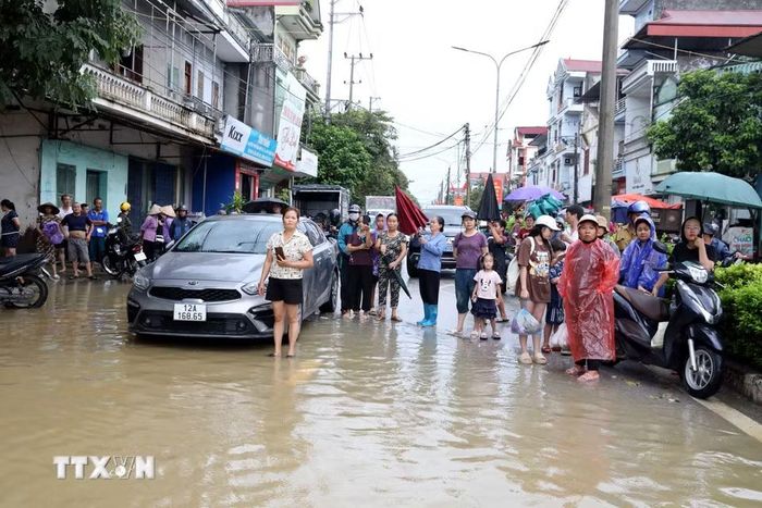 Các phương tiện giao thông không thể di chuyển qua đoạn đường bị ngập dài hơn 3km trên Quốc lộ 4A, địa phận xã Thất Khê, tỉnh Lạng Sơn. (Ảnh: Văn Đạt/TTXVN)