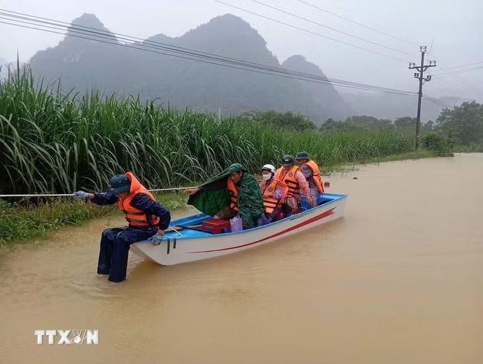 Lực lượng cứu hộ trên đường thực hiện nhiệm vụ hỗ trợ nhân dân tại xã Đức Long, Cao Bằng. (Ảnh: TTXVN phát)