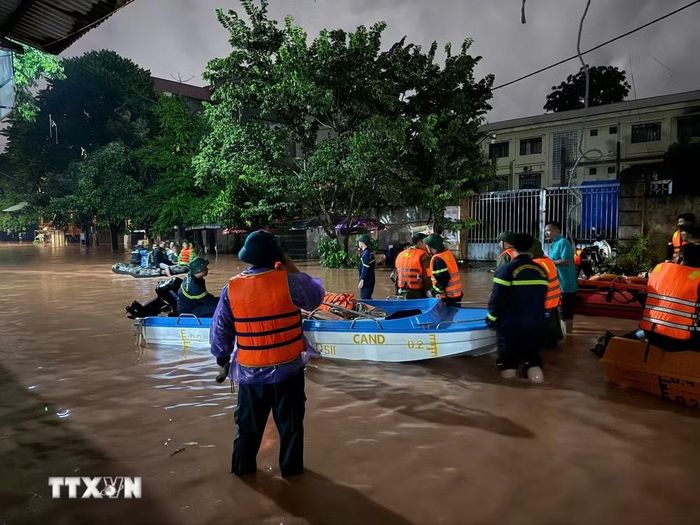 Lực lượng chức năng Lạng Sơn dùng thuyền di dời các hộ dân về nơi an toàn. (Ảnh: Tiến Vĩnh/TTXVN)