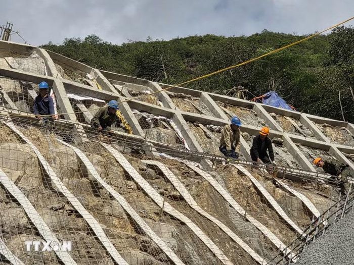 Công nhân gia cố mái taluy vỏ Hầm đường bộ qua đèo Hoàng Liên. (Ảnh: Việt Dũng/ TTXVN)