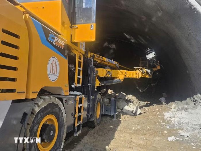 Thi công trong Hầm đường bộ qua đèo Hoàng Liên. (Ảnh: Việt Dũng/TTXVN)