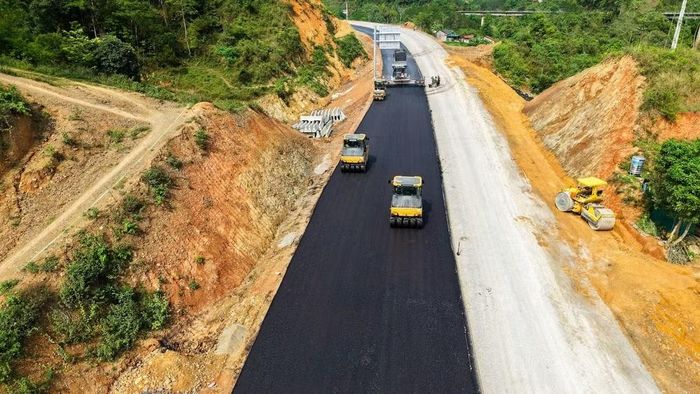 Nhà thầu thi công thảm bê tông nhựa nền đường Dự án cao tốc Hữu Nghị-Chi Lăng. (Ảnh: PV/Vietnam+)