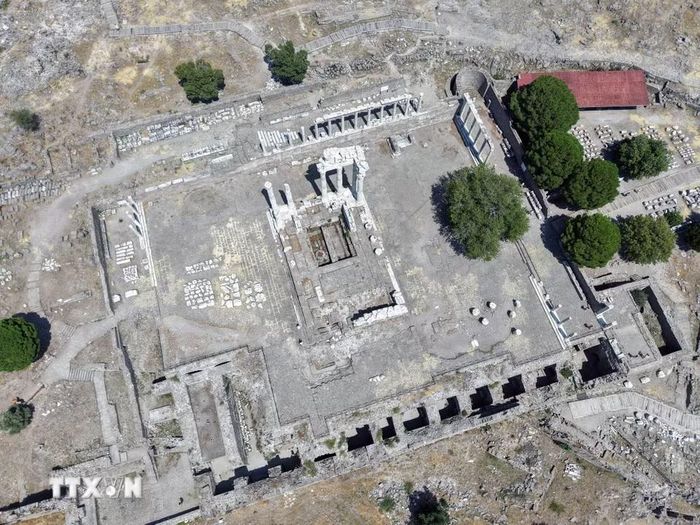 Nổi bật trong quần thể là khu Acropolis Bergama với các lớp lịch sử trải dài từ thời Hy Lạp hóa đến các thời kỳ La Mã, Byzantine, Beylik và Ottoman. (Ảnh: THX/TTXVN phát)