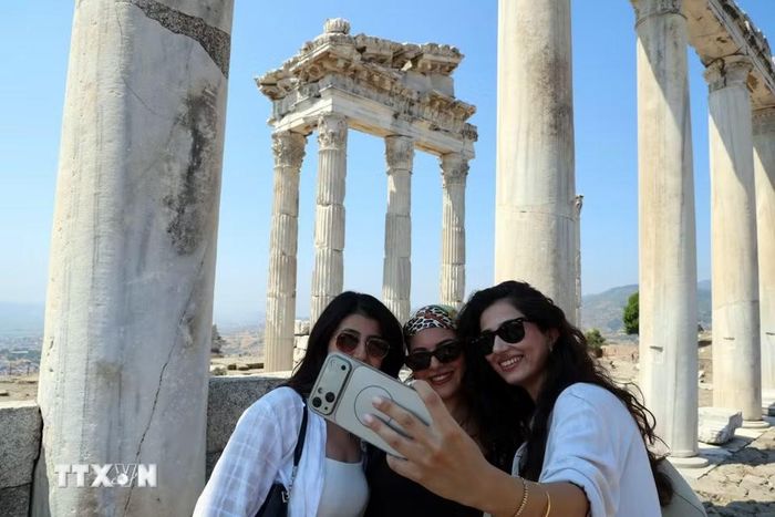 Du khách tham quan thành cổ Bergama ở lưu vực Bakircay, tỉnh Izmir, Thổ Nhĩ Kỳ. (Ảnh: THX/TTXVN phát)
