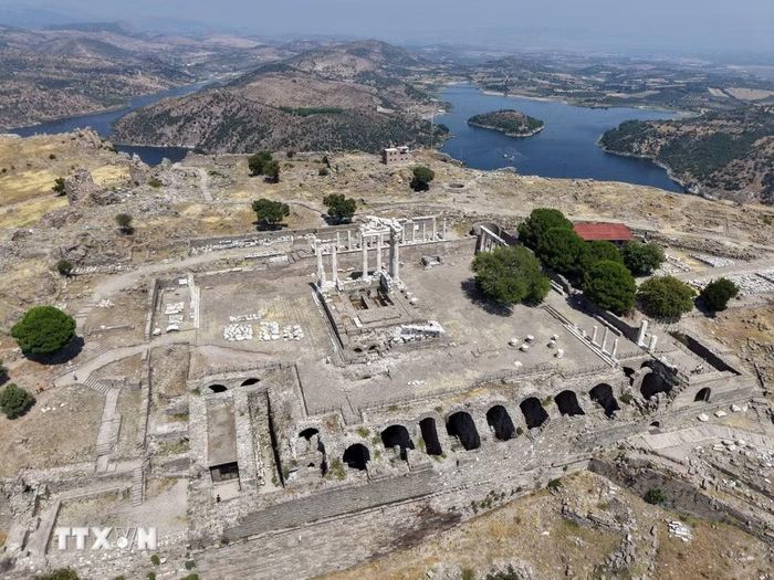 Sau thời Alexander Đại đế, Bergama trở thành một trung tâm quan trọng trong thời kỳ các vương quốc Hy Lạp hóa và tiếp tục chứng kiến sự hiện diện của nhiều nền văn minh, góp phần phản ánh bề dày và sự đa dạng văn hóa của vùng Anatolia. (Ảnh: THX/TTXVN phát)