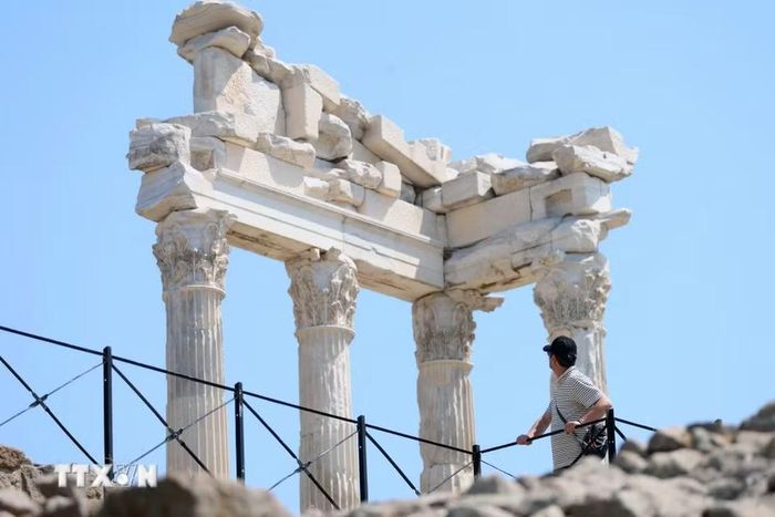 Du khách tham quan thành cổ Bergama ở lưu vực Bakircay, tỉnh Izmir, Thổ Nhĩ Kỳ. (Ảnh: THX/TTXVN phát)