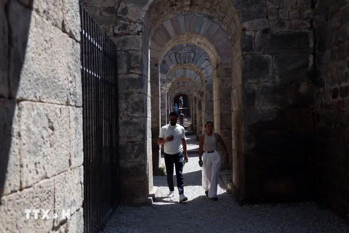 Du khách tham quan thành cổ Bergama ở lưu vực Bakircay, tỉnh Izmir, Thổ Nhĩ Kỳ. (Ảnh: THX/TTXVN phát)
