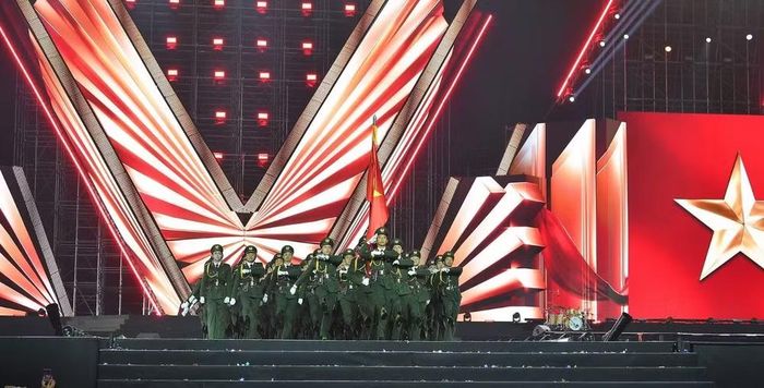 Một trong những điểm nhấn đặc biệt tại Chương trình nghệ thuật chính luận "Tổ quốc trong tim" năm nay là Lễ diễu binh của lực lượng vũ trang tại chương trình. (Nguồn: Nhân Dân)