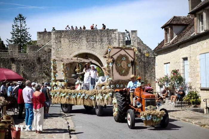 Diễu hành xe hoa tại Lễ hội Thu hoạch ở Provins, Pháp ngày 23/8/2026. (Ảnh: THX/TTXVN phát)