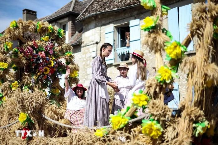 Diễu hành xe hoa tại Lễ hội Thu hoạch ở Provins, Pháp ngày 23/8/2026. (Ảnh: THX/TTXVN phát)