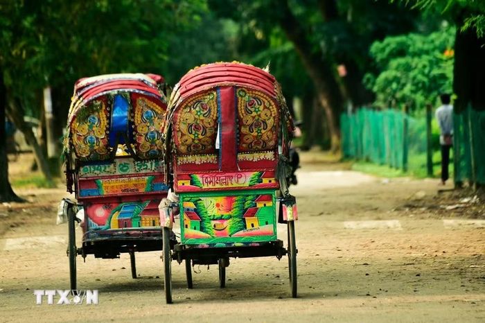 Xích lô lưu thông trên một tuyến phố tại Dhaka, Bangladesh. (Ảnh: THX/TTXVN phát)