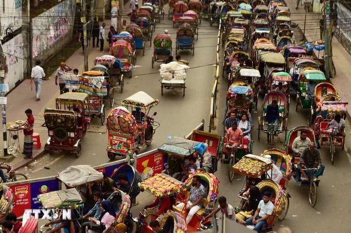 Xích lô lưu thông trên một tuyến phố tại Dhaka, Bangladesh. (Ảnh: THX/TTXVN phát)