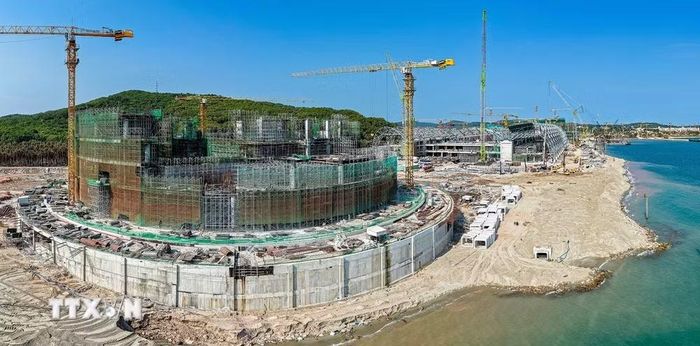 Trung tâm tổ chức hội nghị APEC và các công trình chức năng trên đảo Phú Quốc (An Giang) lộ diện hình hài. (Ảnh: TTXVN phát)