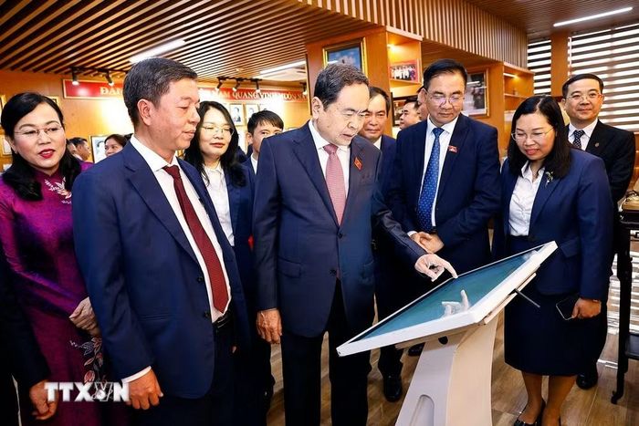 Chủ tịch Quốc hội Trần Thanh Mẫn tham quan phòng trưng bày sách tại Nhà xuất bản Chính trị Quốc gia Sự thật. (Ảnh: Doãn Tấn/TTXVN)