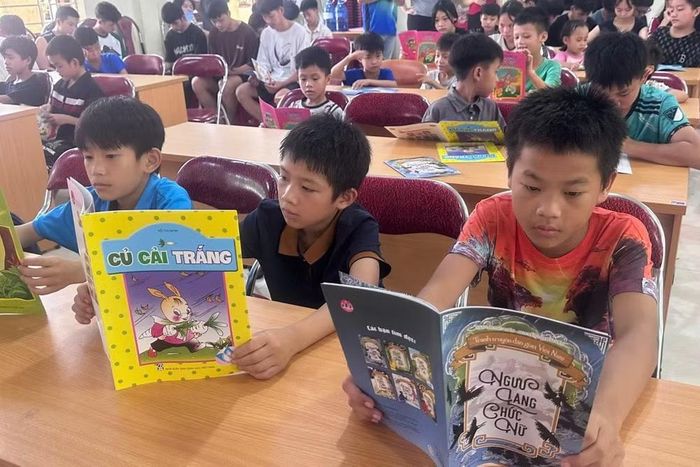 Nhà xuất bản Giáo dục Việt Nam trao tặng hơn 1,2 triệu cuốn sách cho học sinh vùng lũ trong năm 2025. (Ảnh: CTV/Vietnam+)
