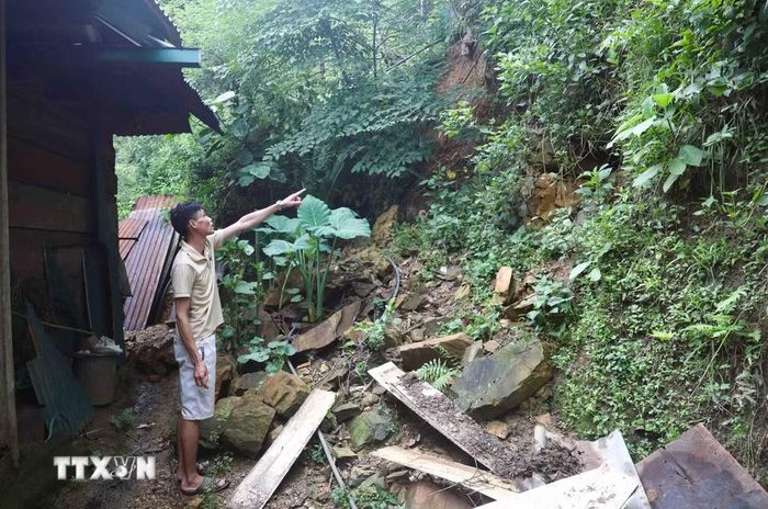 Nhiều khu vực nhà dân trong bản Na Ngân (xã Nga My, Nghệ An) xảy ra nguy cơ sạt lở, đá lăn sau những ngày diễn ra mưa lớn kéo dài. (Ảnh: Xuân Tiến/TTXVN)
