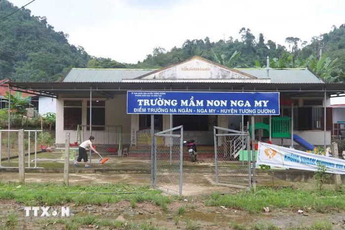 Giáo viên Điểm trường Mầm non Na Ngân (xã Nga My, Nghệ An) quét dọn khuôn viên điểm trường, sẵn sàng đón học sinh vào năm học mới. (Ảnh: Xuân Tiến/TTXVN)
