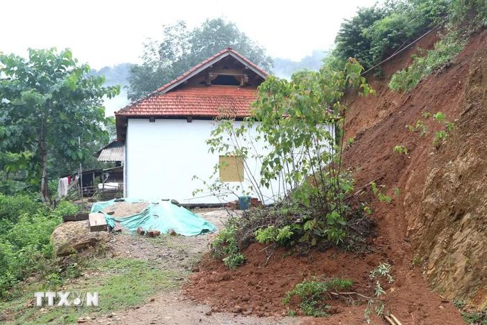 Một ngôi nhà trên nằm bên đường Xốp Kho - Na Ngân bị vách ta-luy dương sau nhà sạt lở, đe dọa an toàn của ngôi nhà và người dân. (Ảnh: Xuân Tiến/TTXVN)