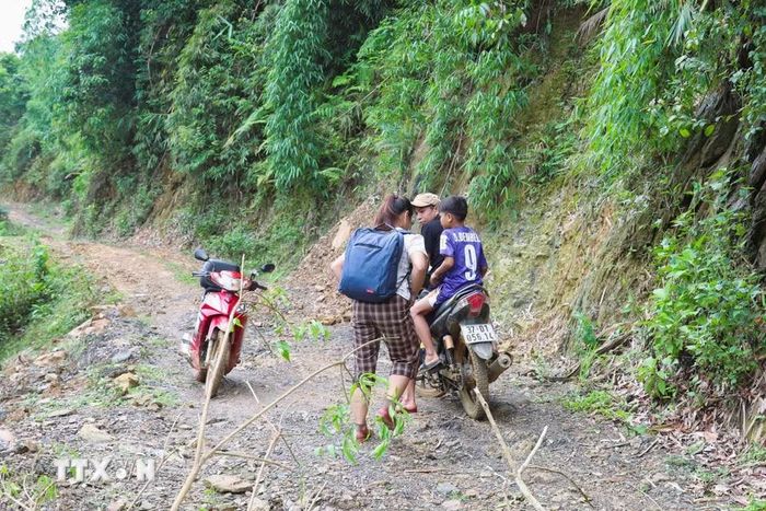 Đường độc đạo Xốp Kho - Na Ngân bị sạt lở hàng chục điểm rất khó khăn và hiểm nguy khi đi lại. (Ảnh: Xuân Tiến/TTXVN)