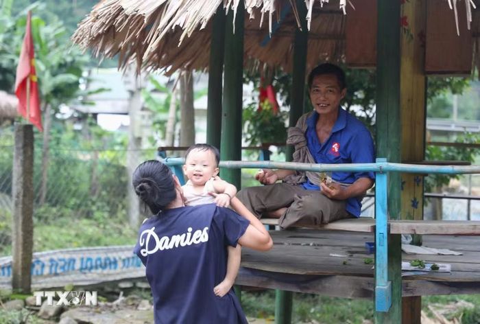 Bản làng Na Ngân (xã Nga My, tỉnh Nghệ An) bị cô lập nhưng nhịp sống vẫn có những khoảnh khắc yên bình, đẹp đẽ. (Ảnh: Xuân Tiến/TTXVN)