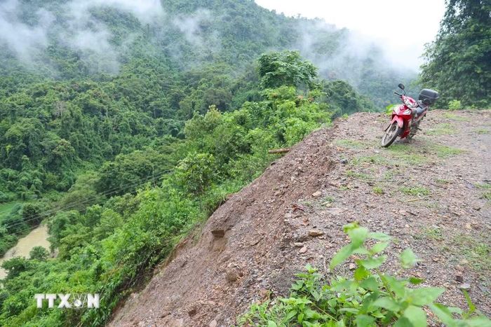 Trên tuyến đường Xốp Kho - Na Ngân xuất hiện nhiều điểm sạt lở vách ta-luy âm xuống suối Nậm Ngân. (Ảnh: Xuân Tiến/TTXVN)
