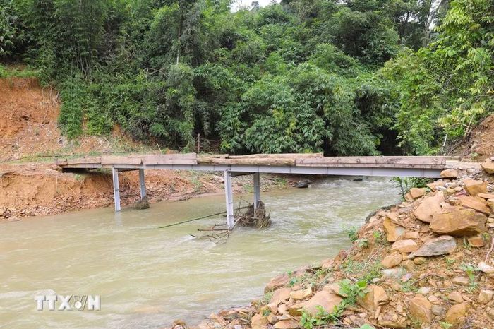 Cầu tạm tại khe Hưng bắc qua suối Nậm Ngân trên con đường Xốp Kho - Na Ngân có nguy bị lũ dữ xói mòn một bên mố cầu. (Ảnh: Xuân Tiến/TTXVN)
