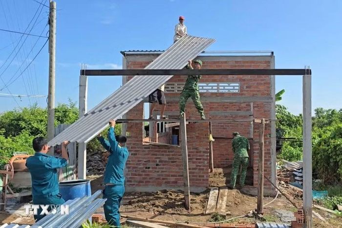 Những căn nhà Đại đoàn kết ở tỉnh Cà Mau đều được xây dựng đảm bảo tiêu chí “3 cứng” (nền cứng, khung - tường cứng và mái cứng) và có nhà tiêu hợp vệ sinh. (Ảnh: TTXVN phát)