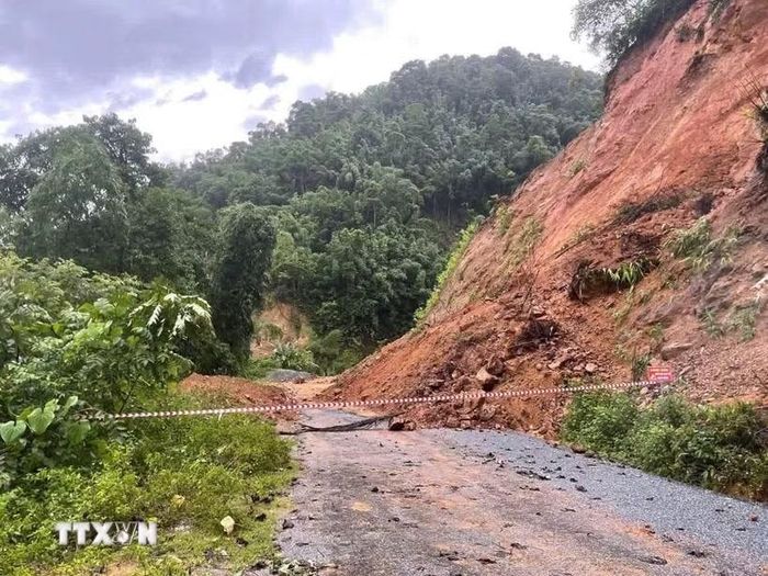 Tuyến đường liên xã Na Mèo - Sơn Thuỷ bị sạt lở ta-luy dương 2 điểm, đất đá tràn ra đường.( Ảnh: TTXVN phát)