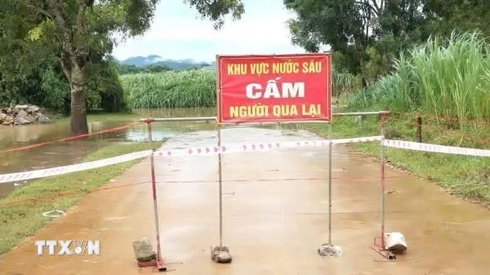 Cảnh báo nước sâu tại khu vực đập tràn. (Ảnh: TTXVN phát)