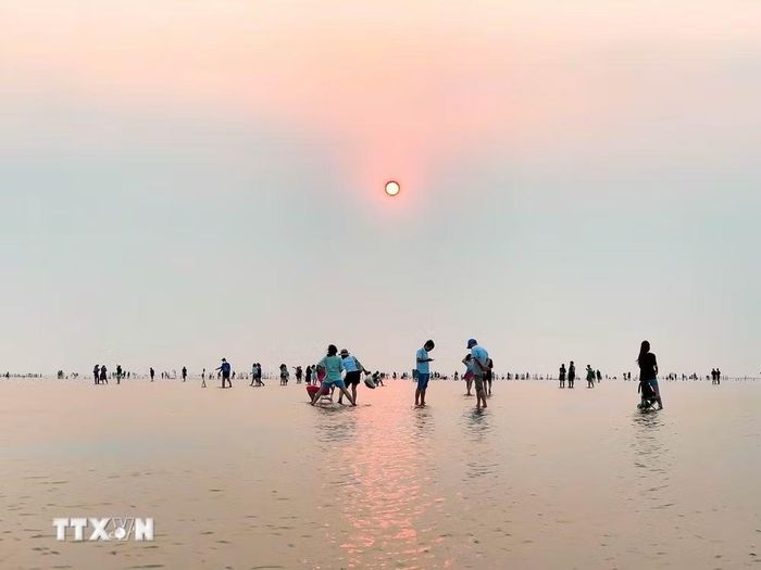 Biển vô cực đón hàng trăm lượt khách mỗi ngày dịp nghỉ lễ. (Ảnh: Vũ Quang/TTXVN)