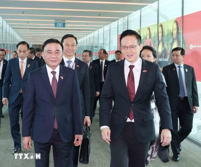 Thường trực Ban Bí thư Trần Cẩm Tú tới Sân bay Changi, bắt đầu chuyến thăm chính thức Cộng hòa Singapore. (Ảnh: Phương Hoa/TTXVN)