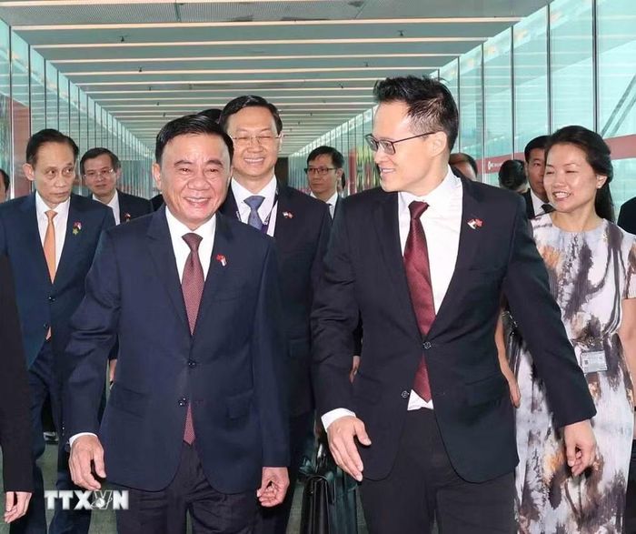 Thường trực Ban Bí thư Trần Cẩm Tú tới Sân bay Changi, bắt đầu chuyến thăm chính thức Cộng hòa Singapore. (Ảnh: Phương Hoa/TTXVN)