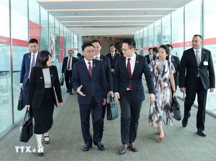 Thường trực Ban Bí thư Trần Cẩm Tú tới Sân bay Changi, bắt đầu chuyến thăm chính thức Cộng hòa Singapore. (Ảnh: Phương Hoa/TTXVN)