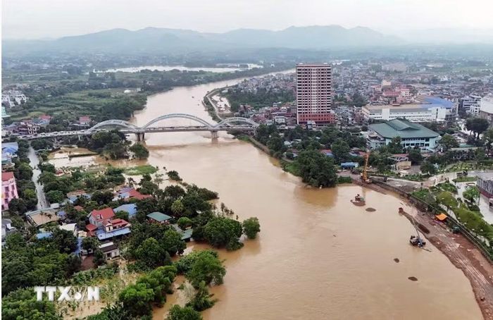 Mực nước sông Cầu lúc 9 giờ sáng 24/8 tại Trạm Gia Bảy là 26,42m, vượt báo động 2 là 0,42m và tiếp tục lên chậm. (Ảnh: Trần Trang/TTXVN)