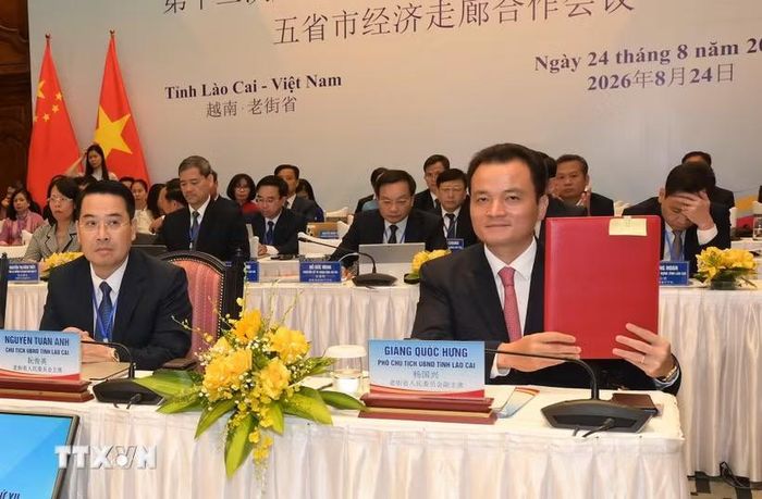 Các địa phương ký kết biên bản hội nghị hợp tác trong giai đoạn tiếp theo. (Ảnh: Hương Thu/TTXVN)