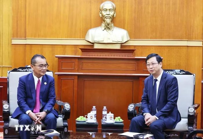 Phó Chủ tịch Ủy ban Trung ương Mặt trận Tổ quốc Việt Nam Cao Xuân Thạo tiếp Ủy viên Trung ương Mặt trận Lào xây dựng đất nước, Ủy viên Ban Thường vụ Thành ủy, Chủ tịch Mặt trận Lào xây dựng đất nước Thủ đô Vientiane Phôngxảvẳn Sỉliphăn. (Ảnh: Minh Đức/TTXVN)