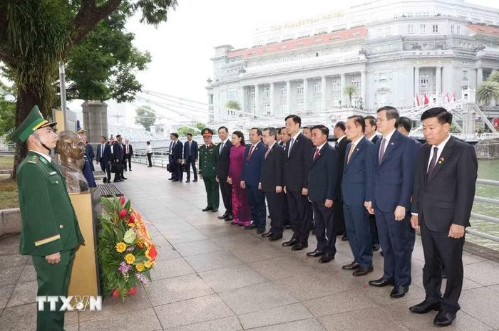 Thường trực Ban Bí thư Trần Cẩm Tú cùng Đoàn đại biểu cấp cao Đảng Cộng sản Việt Nam dâng hoa tưởng niệm tại tượng đài Chủ tịch Hồ Chí Minh trong khuôn viên Bảo tàng Văn minh châu Á ở Singapore. (Ảnh: Phương Hoa/TTXVN)
